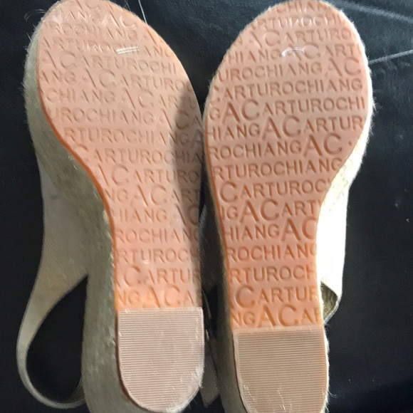 EUC. ARTURO CHIANG GOLD LEATHER METALLIC WEDGE - Picture 4 of 4